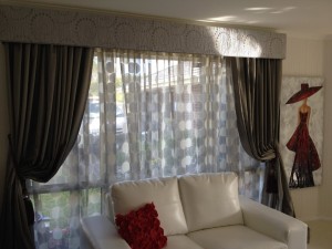SATEEN-CURTAINS-AND-EUROPIAN-SHEER-ON-PELMET-1024x768  